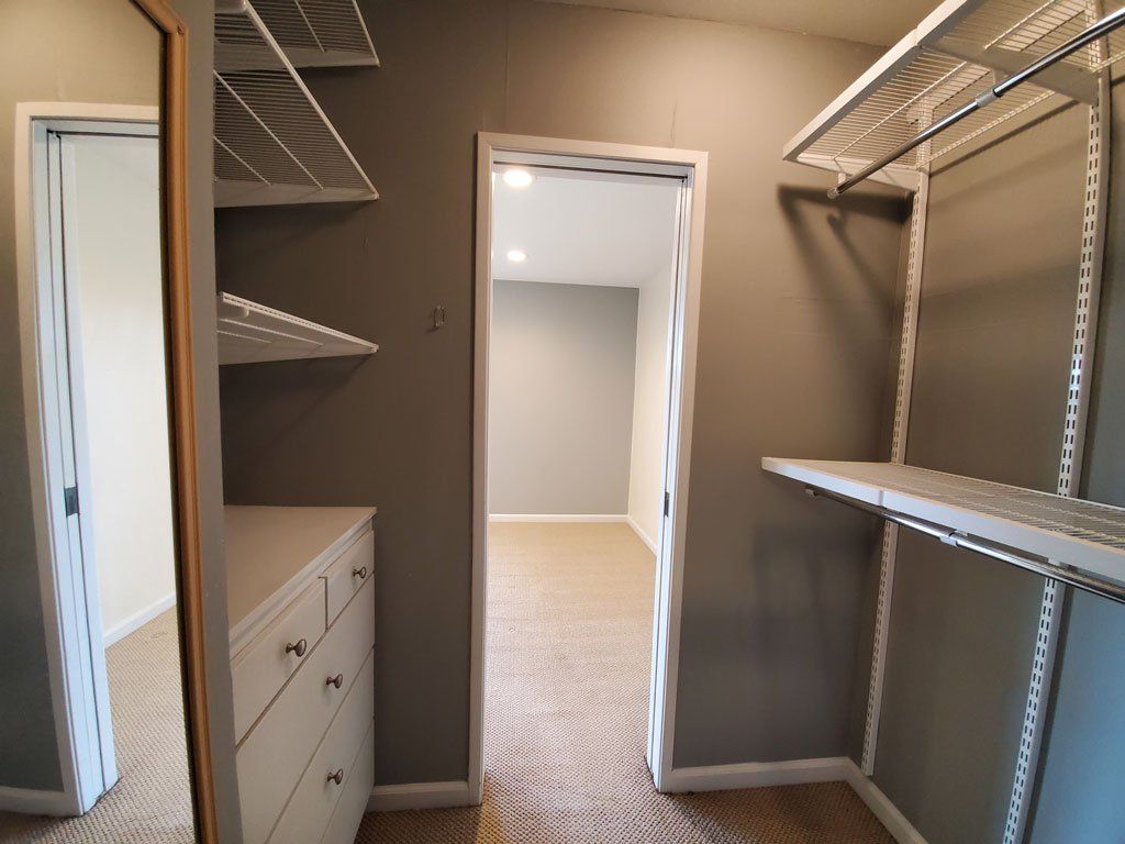 930 Peninsula San Mateo, Studio apartment, closet