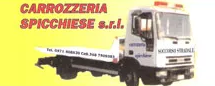 Carro attrezzi giallo e bianco con il logo “Carrozzeria Spicchiese Srl” su sfondo giallo.