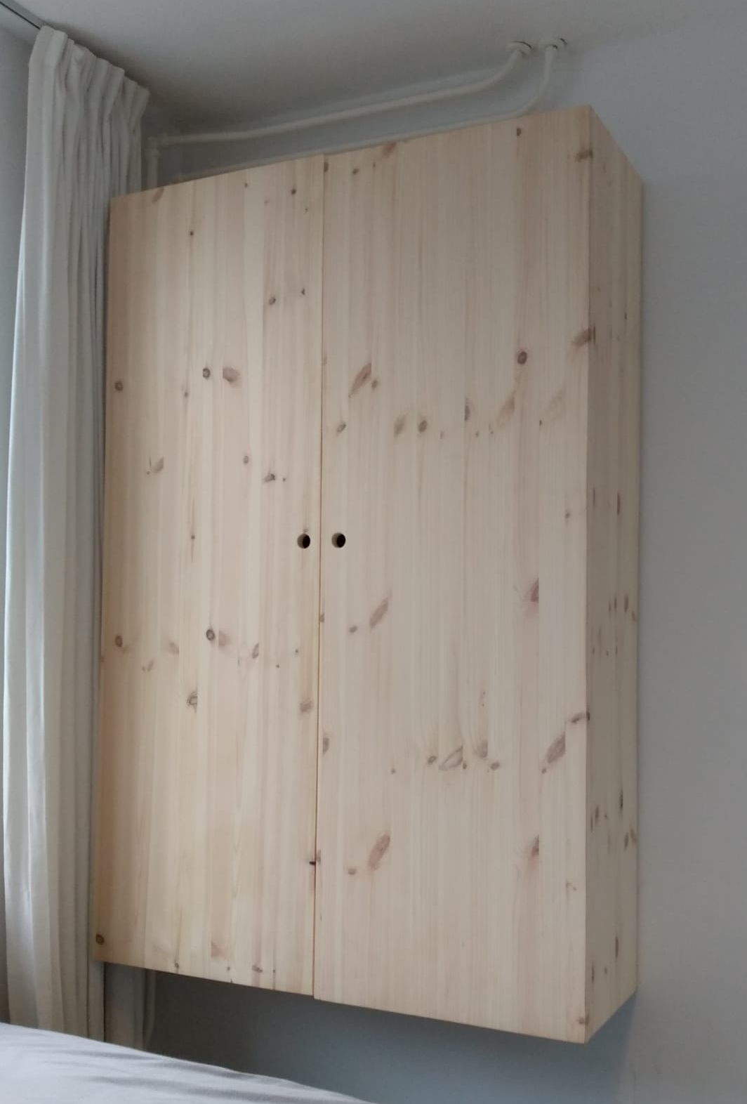 Grenenhouten hangkast