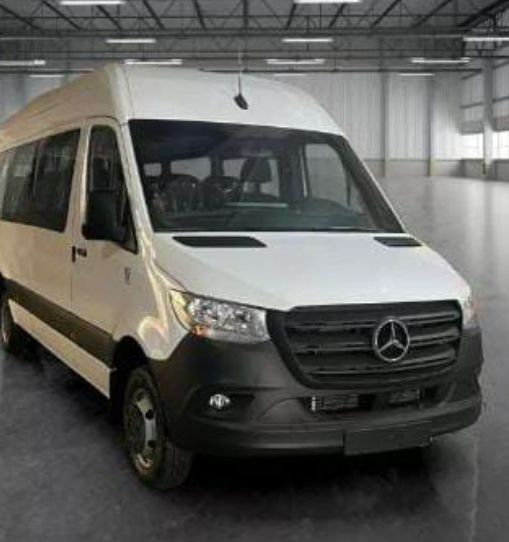 Furgoneta Mercedes Sprinter blanca aparcada en el interior de un garaje con aspecto de almacén.