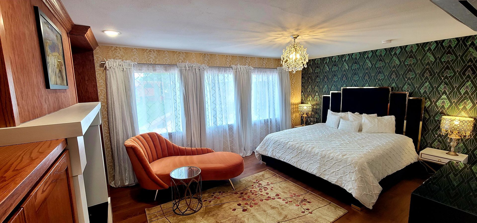 Gatsby Suite, King Bed, Lounge Chair