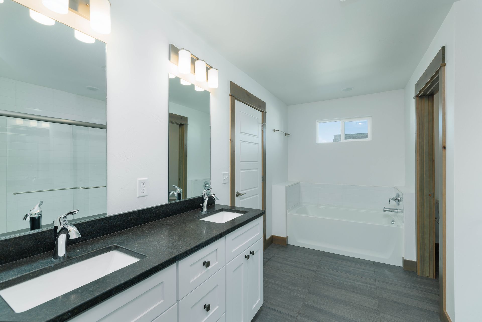 A bathroom with two sinks and a bathtub.