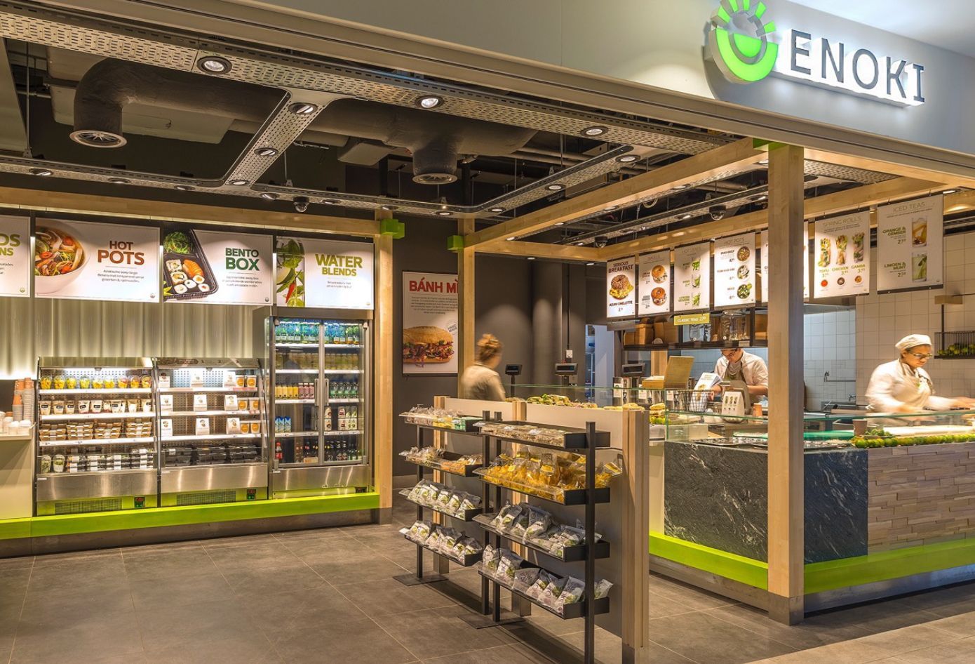 Interieur van een moderne Aziatische conveniënce foodservice met gekoelde schappen, desserts en vitrines.