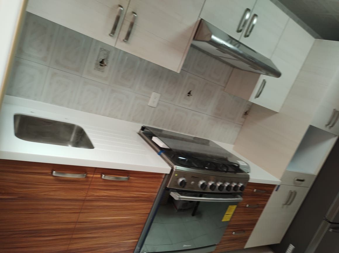 vista de cocina integral color blanco con muebles cafe por la empresa especializada en fabricacion de cocinas en cdmx 