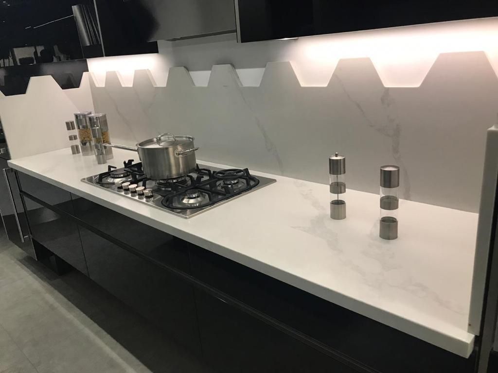 cocina blanca con muebles negros fabricada por la empresa especializada en cocinas integrales en CDMX 