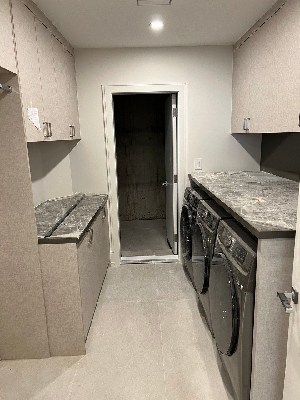 A laundry room with a washing machine and dryer