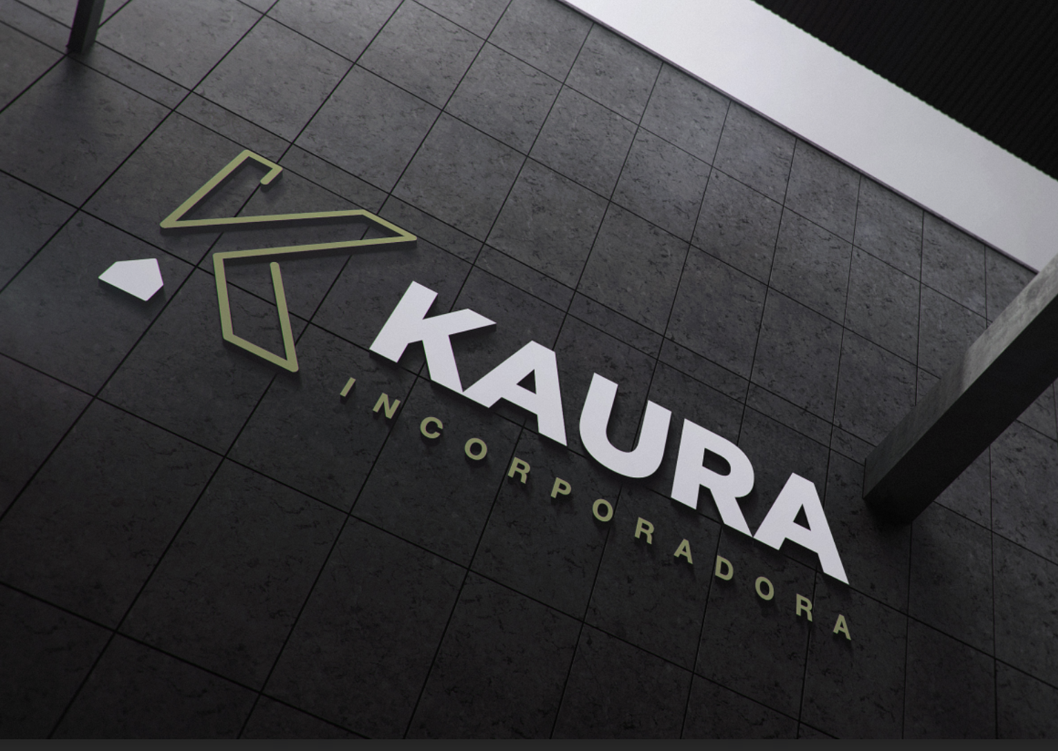 Logotipo da KAURA Incorporação em uma parede de azulejos escuros com iconografia geométrica verde.