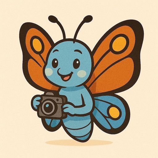 Cartoonvlinder met blauw lichaam, oranje vleugels en camera, lachend.
