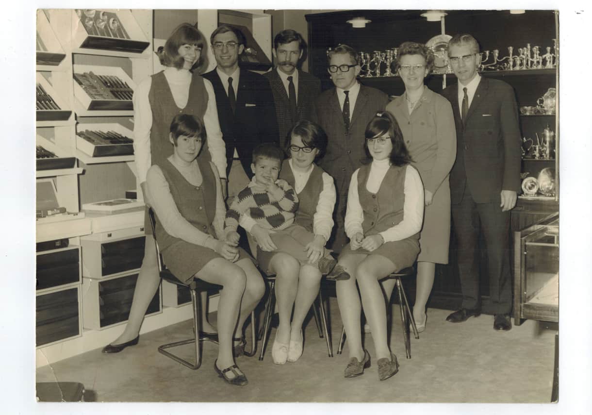 Juwelier de Grijff in de Beukerstraat ca. 1970. Met kleine Martin op schoot.