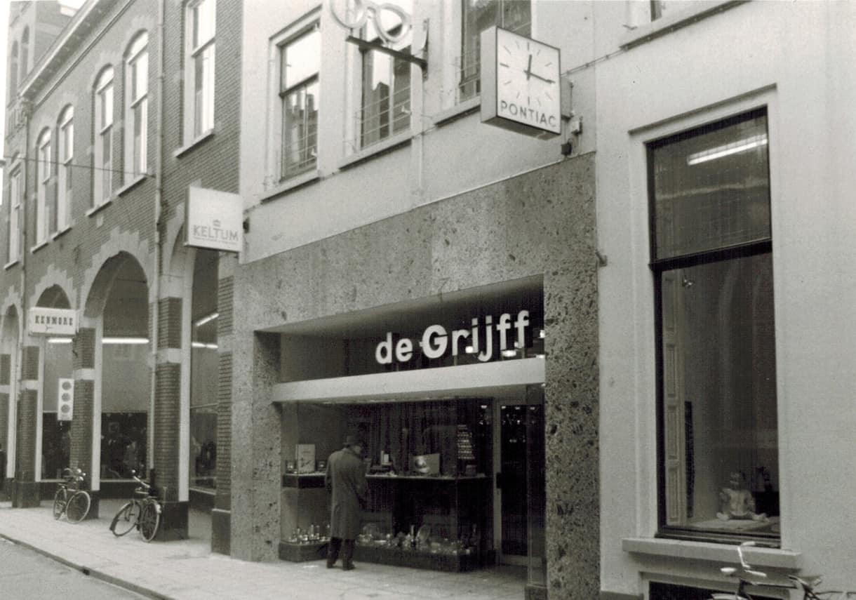 Juwelier de Grijff in de Beukerstraat ca. 1980. Na de verbouwing met nieuwe gevel.