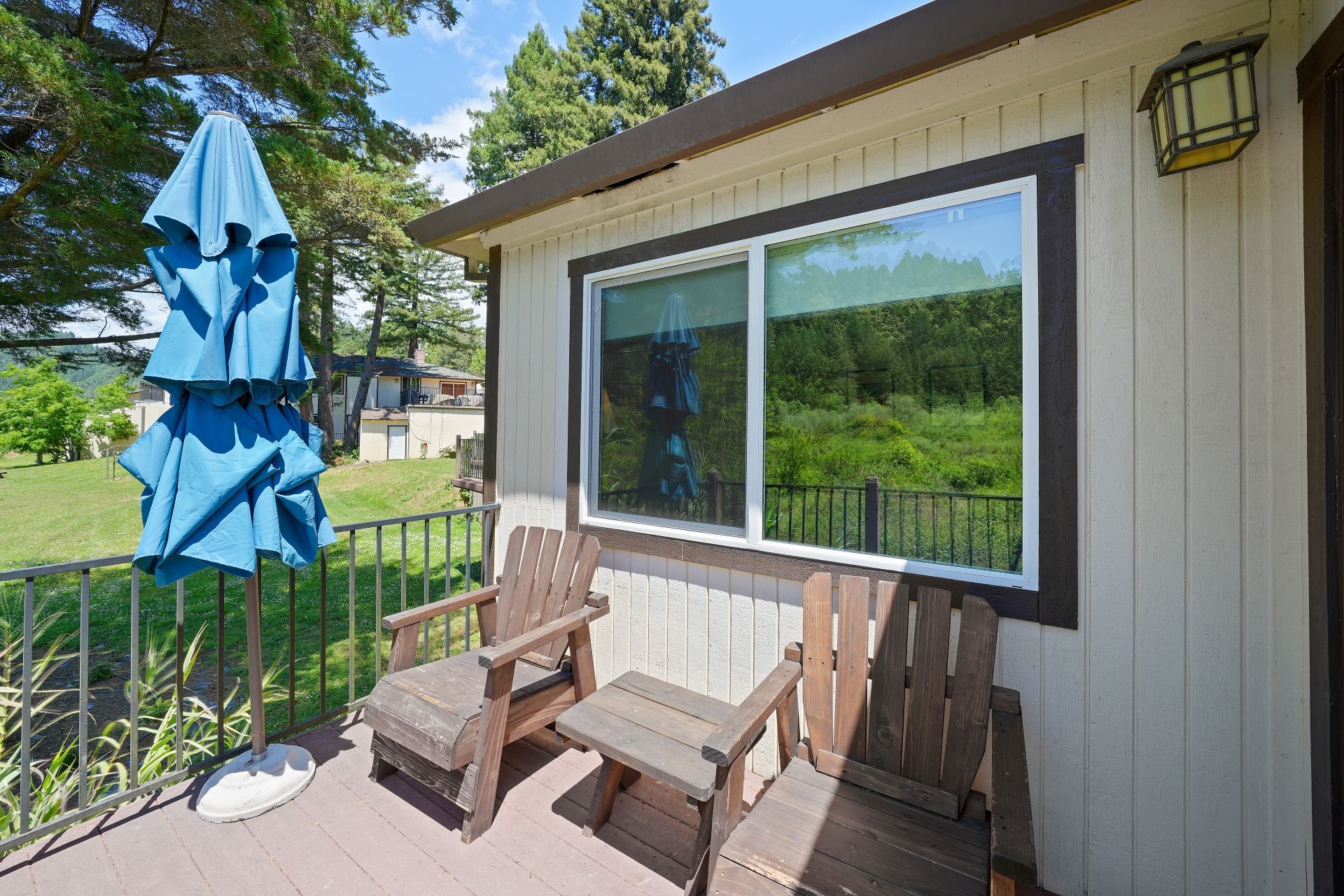 Two Queen Deluxe Suite Patio with table and chairs