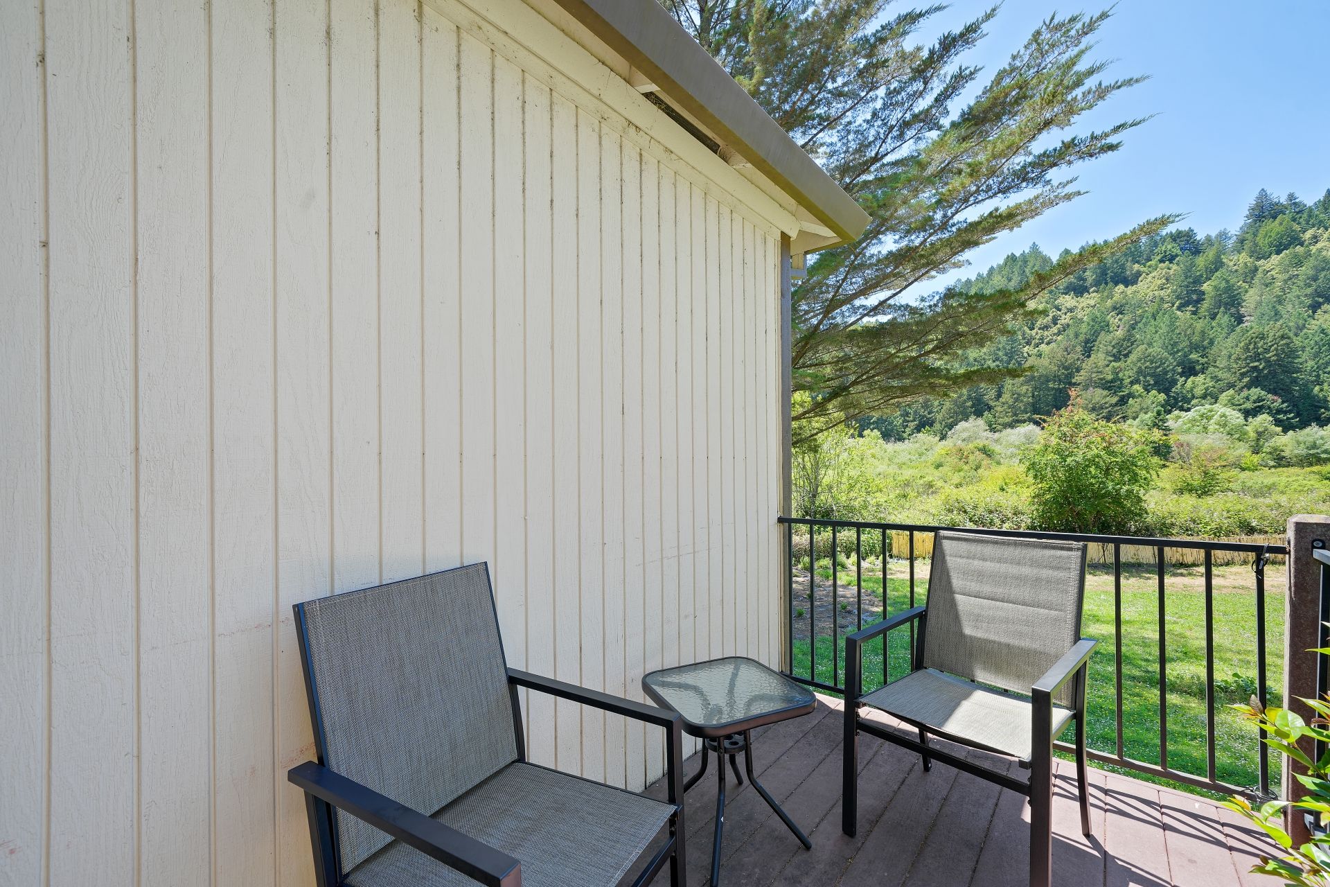 Two Queen Deluxe Suite Patio with table and chairs