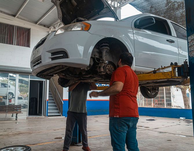 Equipo de Grupo Llantero Alfa brindando servicio automotriz integral