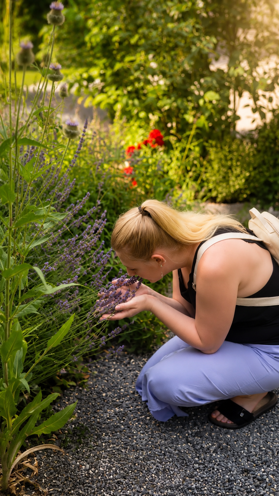 Susanne Ballenberger im Kräutergarten von RAUSCH