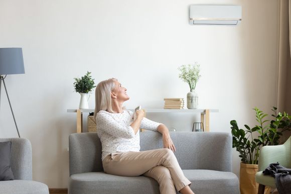 donna felice con il nuovo climatizzatore