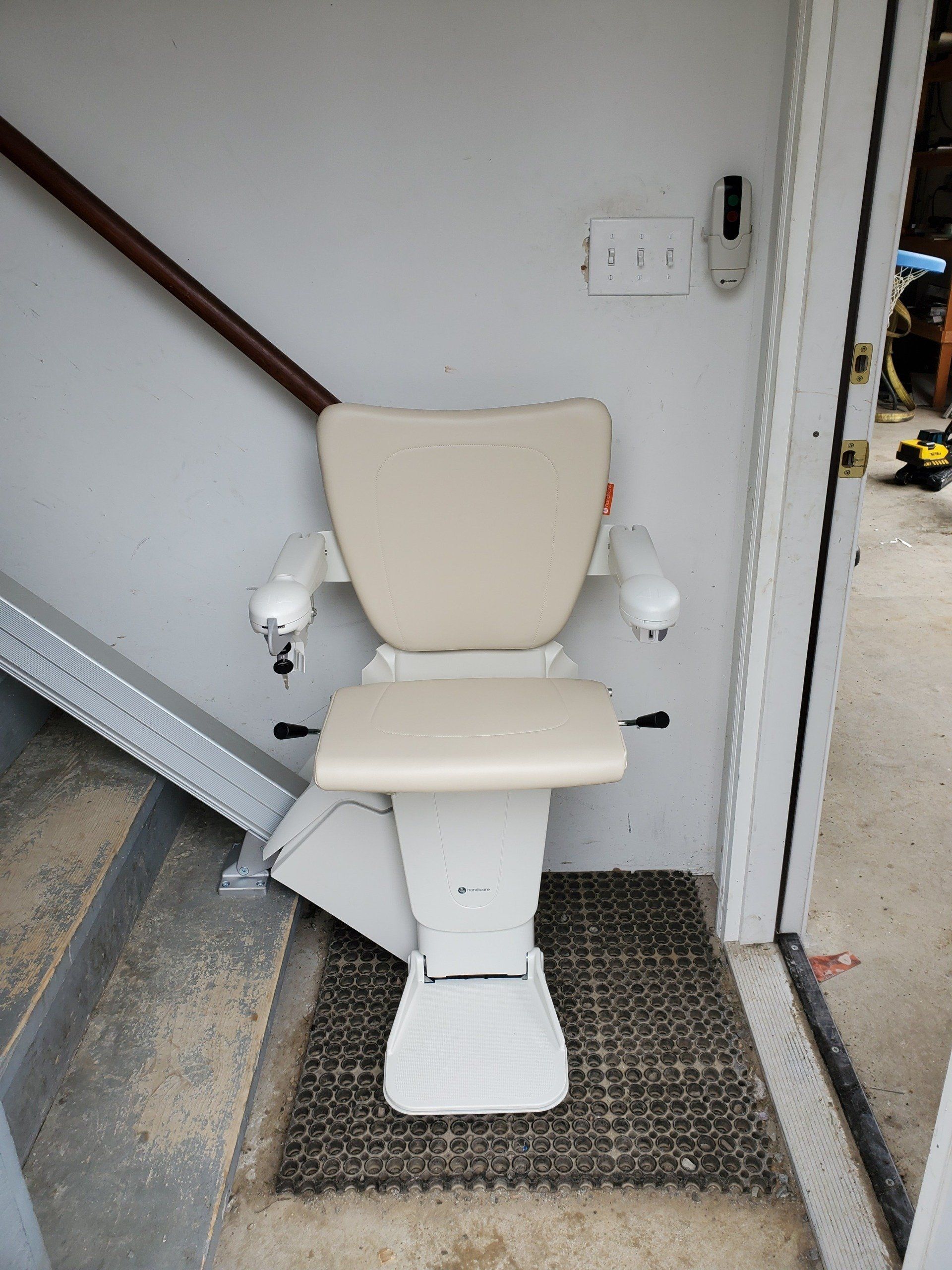 1100 chair lift - stair lift - installations