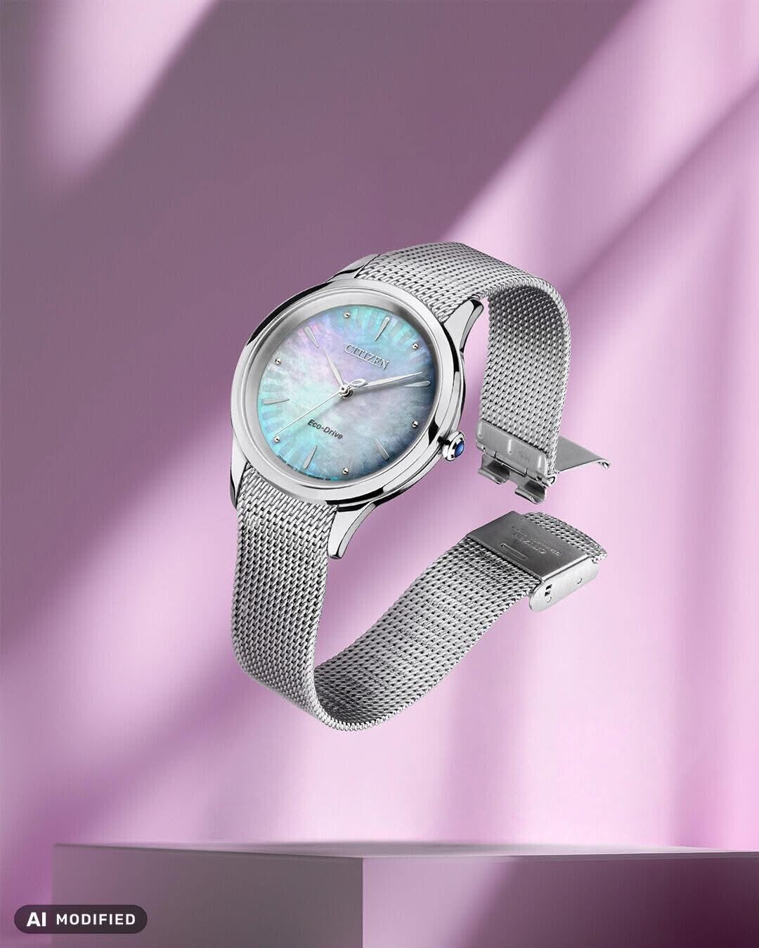 Orologio da polso in maglia d’argento con quadrante iridescente su uno sfondo rosa tenue