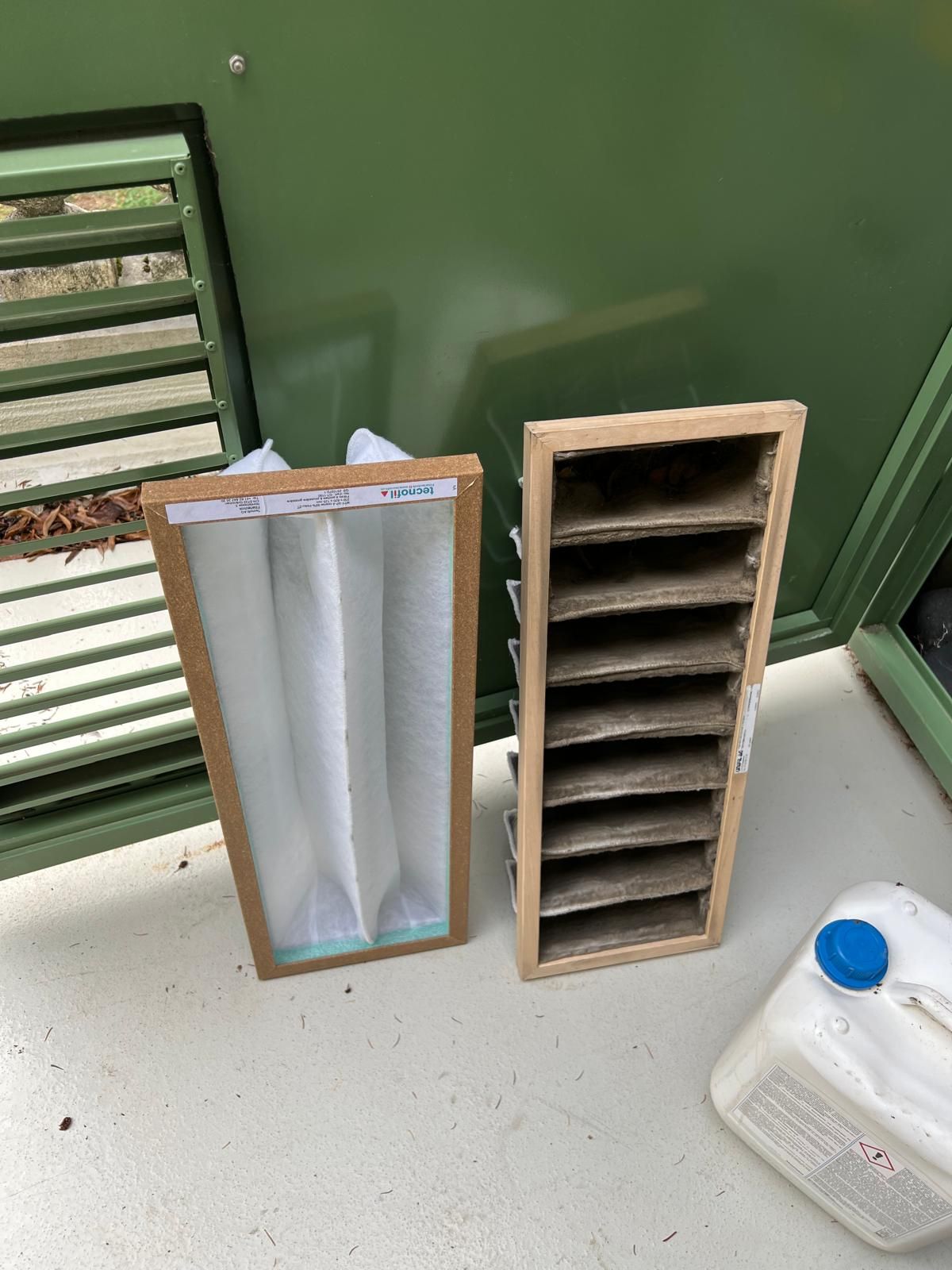 Deux filtres à air sont posés l'un à côté de l'autre sur une table.
