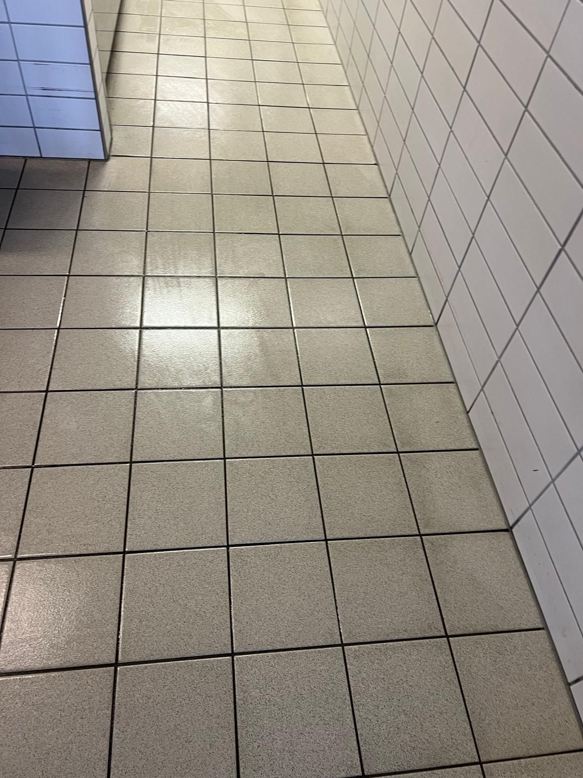 Un sol carrelé dans une salle de bain avec des carreaux blancs