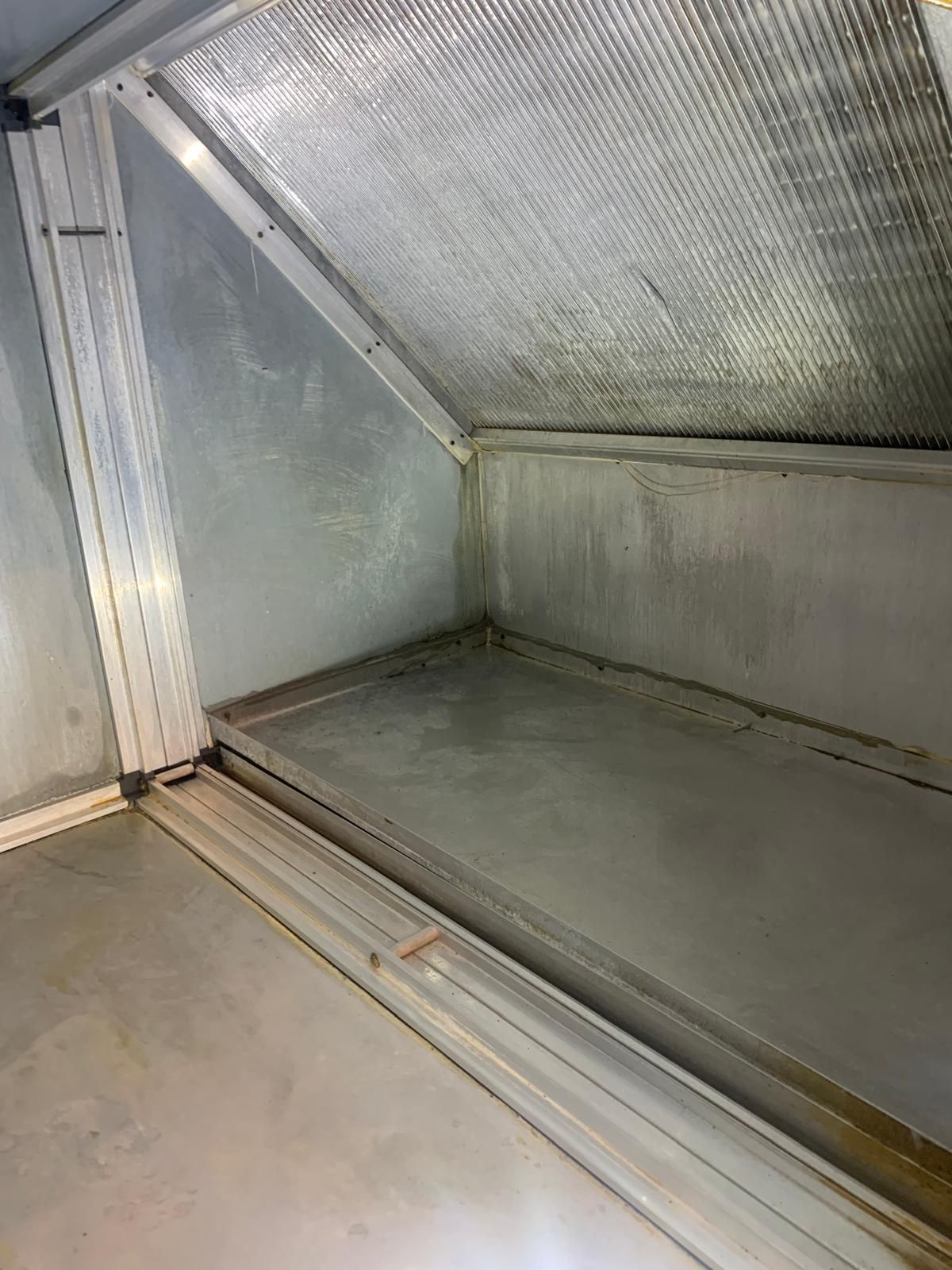 Une pièce sale avec un plafond sale et un sol sale.