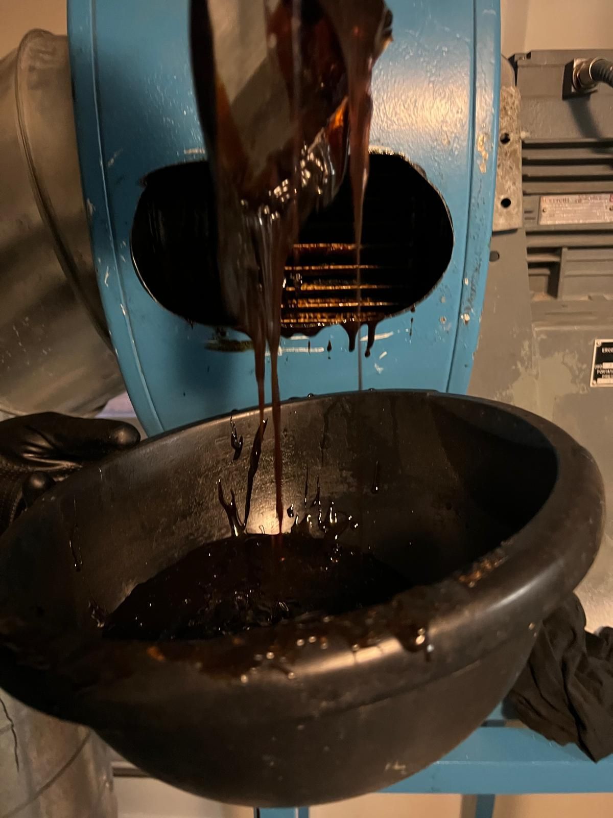 Une personne verse du liquide dans un bol noir.