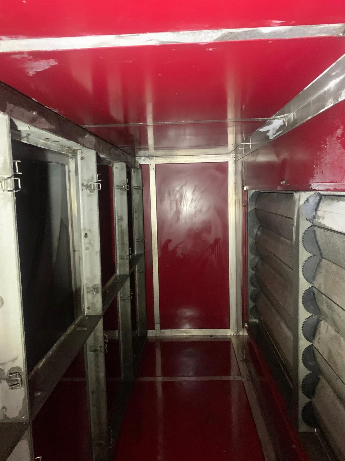 Il y a un plafond rouge et un sol rouge dans la pièce.