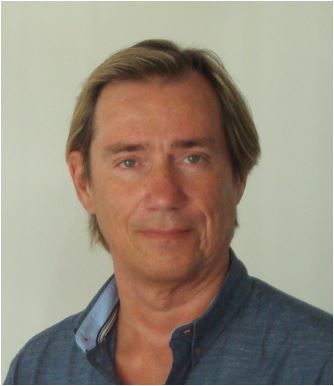 Een man met lang haar draagt een blauw shirt