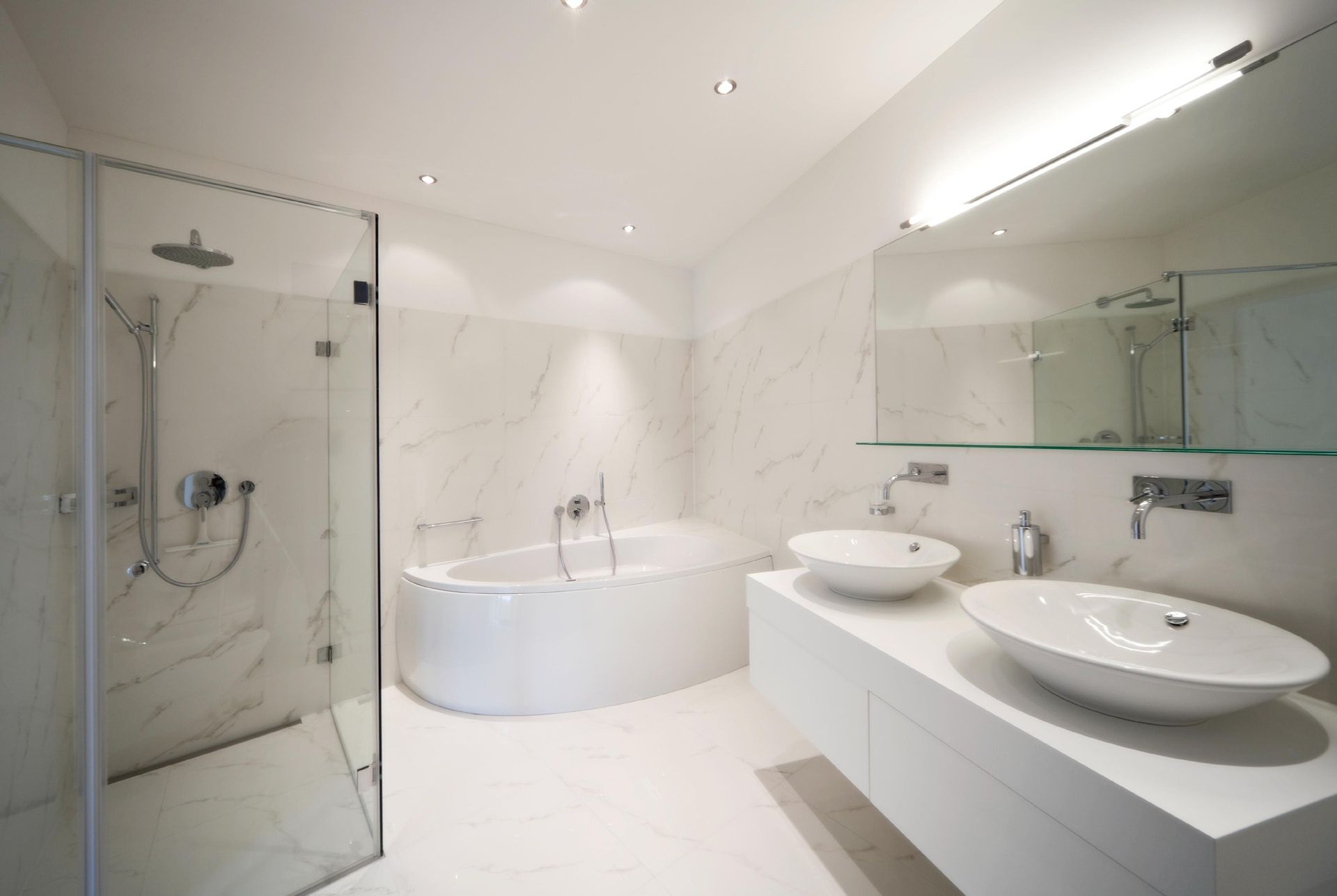 A bathroom with a bathtub and two sinks