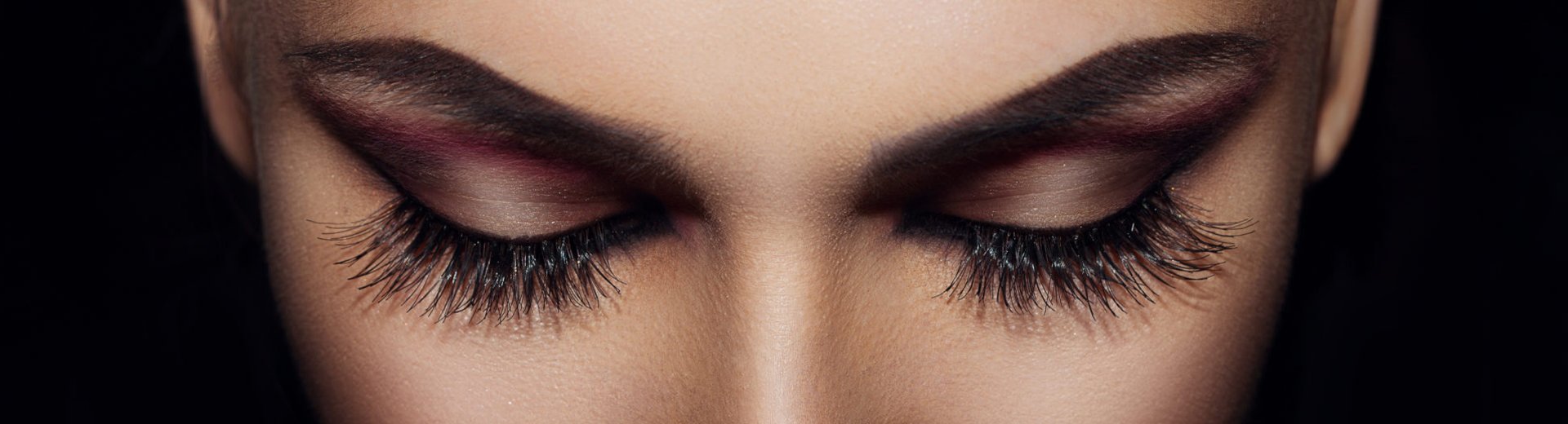 HOW TO APPLY AND CARE FOR EYELASH STRIPS