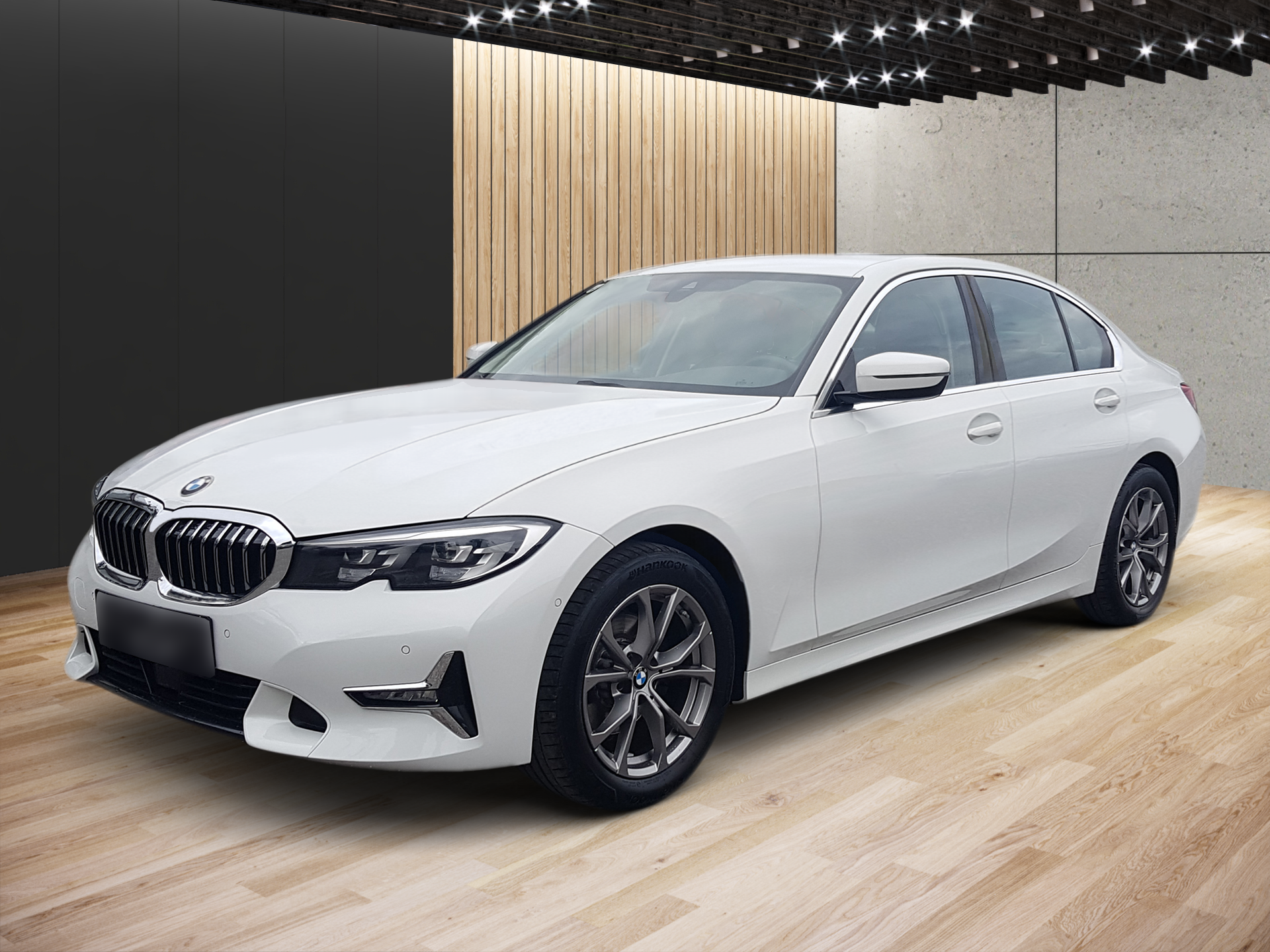 Ein weißer BMW 3er steht auf einem Holzboden in einem digitalen Showroom.