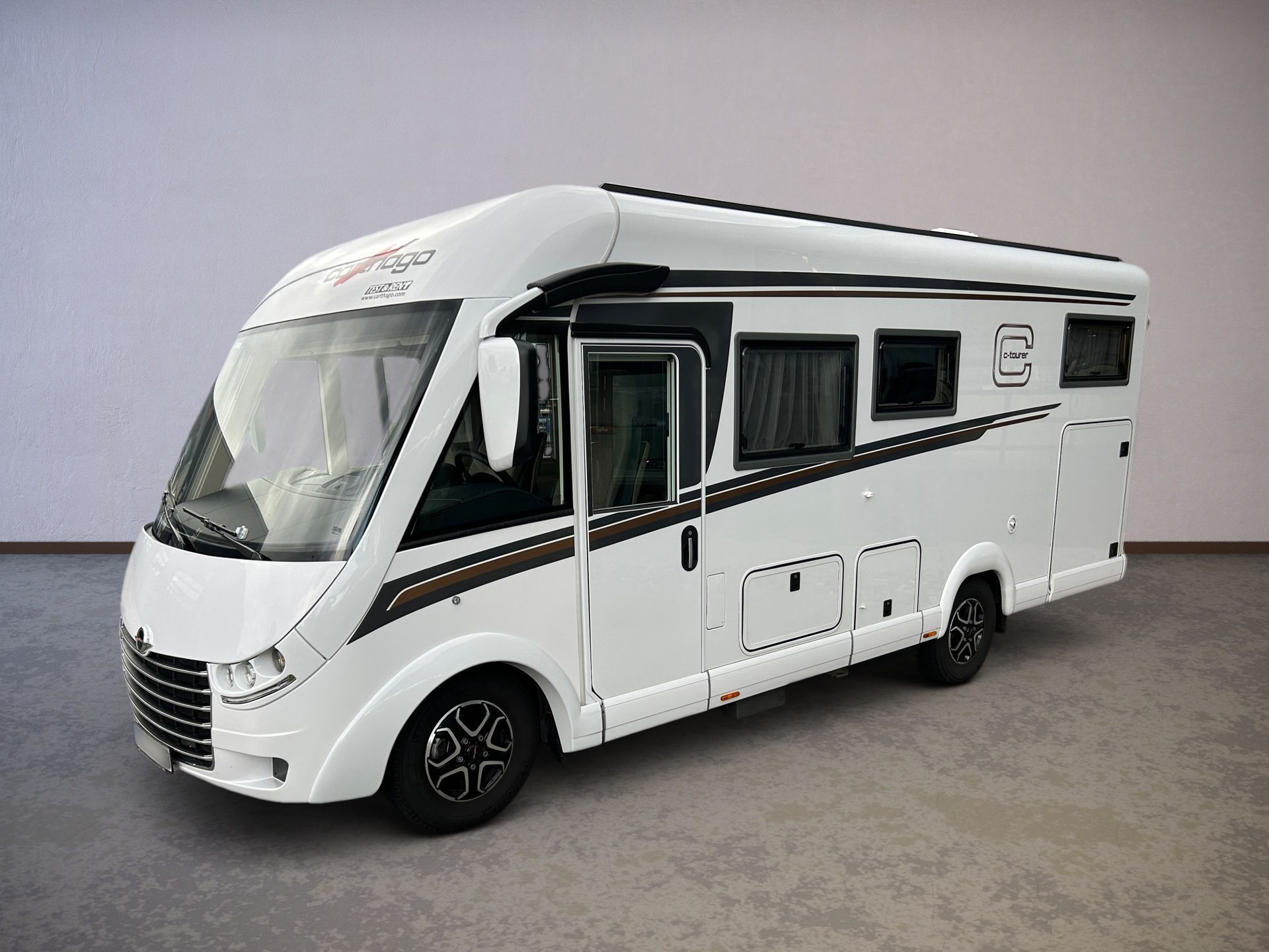 Biely obytný automobil v štúdiovom prostredí, zobrazený z ľavej prednej strany.