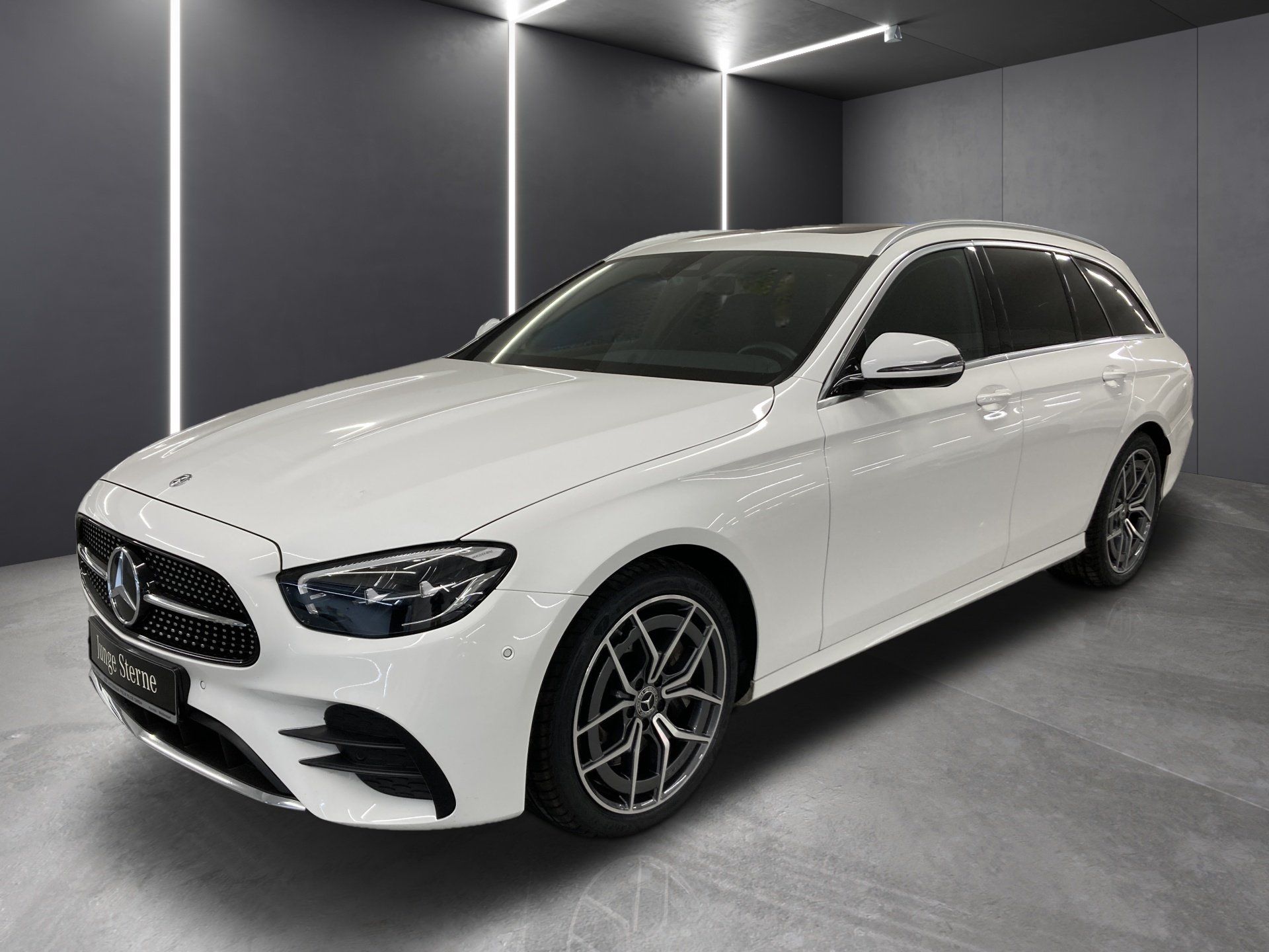 Biele kombi Mercedes-Benz v štúdiu s tmavosivým pozadím