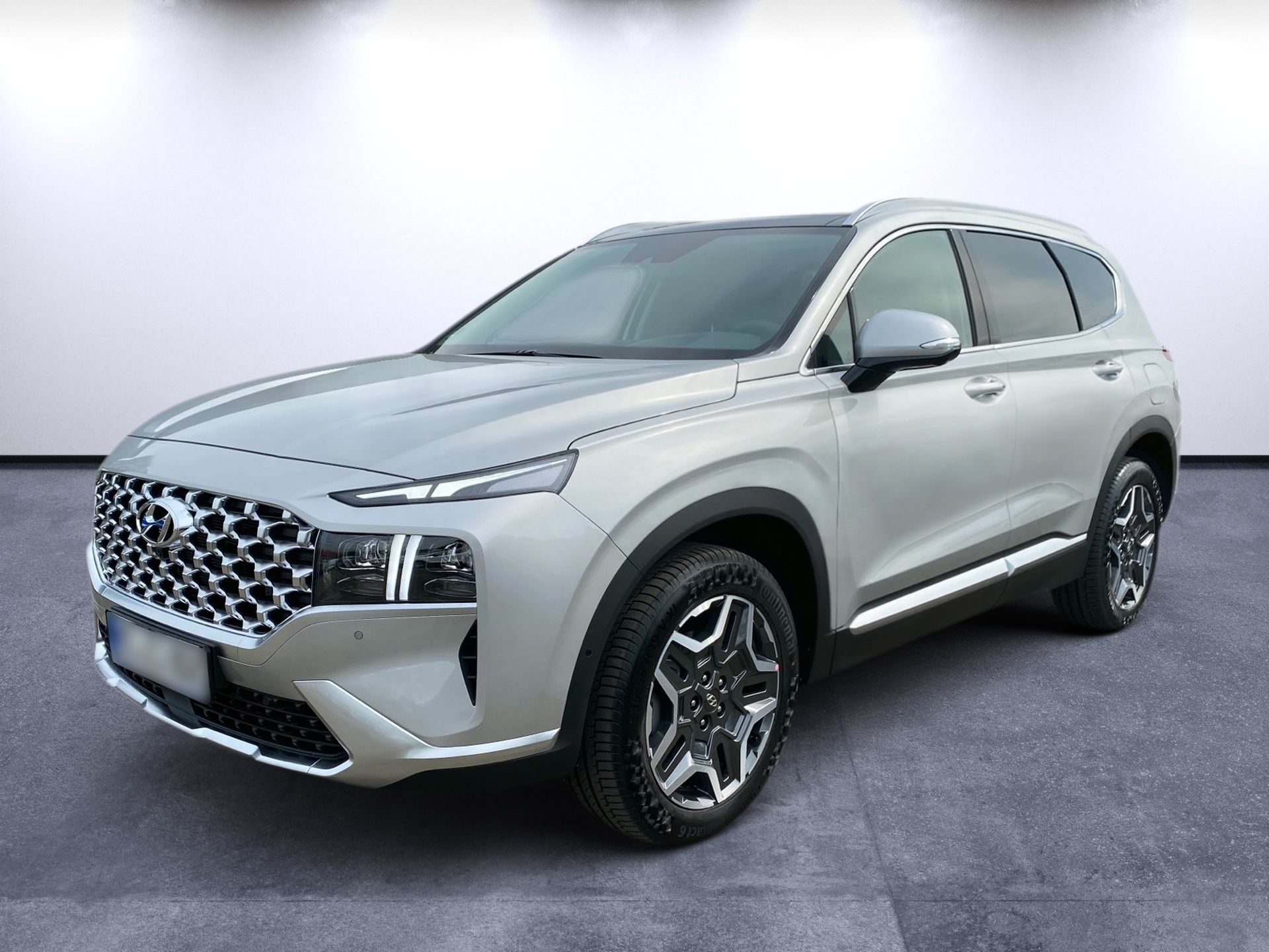 Strieborné SUV na štúdiovom pozadí, zobrazené v trojštvrťovom pohľade spredu.