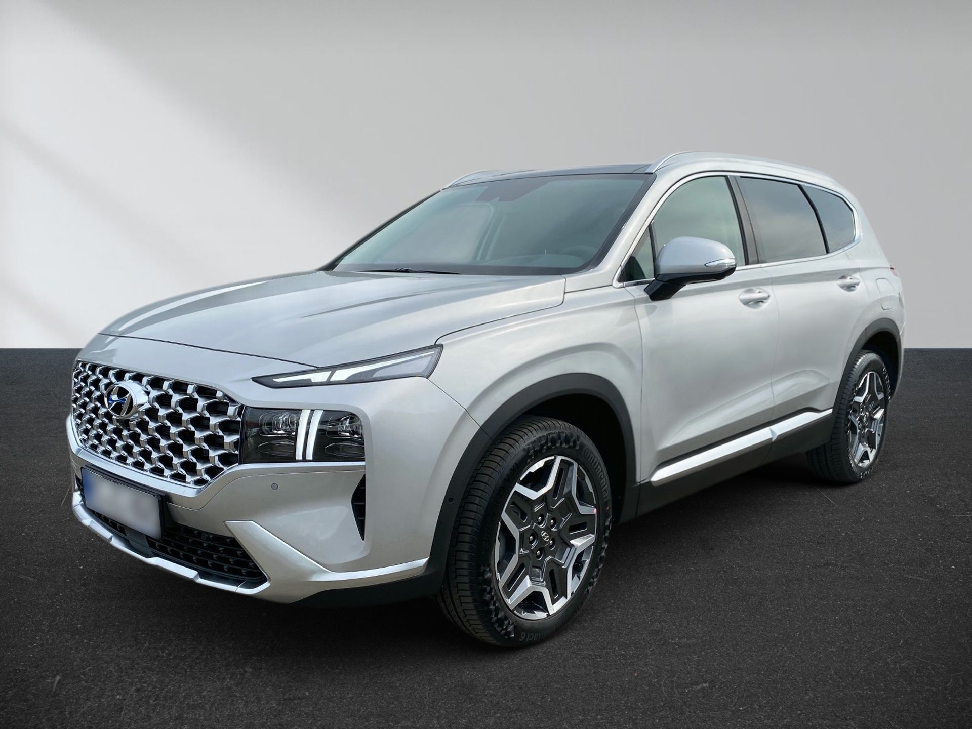 Strieborné SUV zaparkované na sivom pozadí štúdia