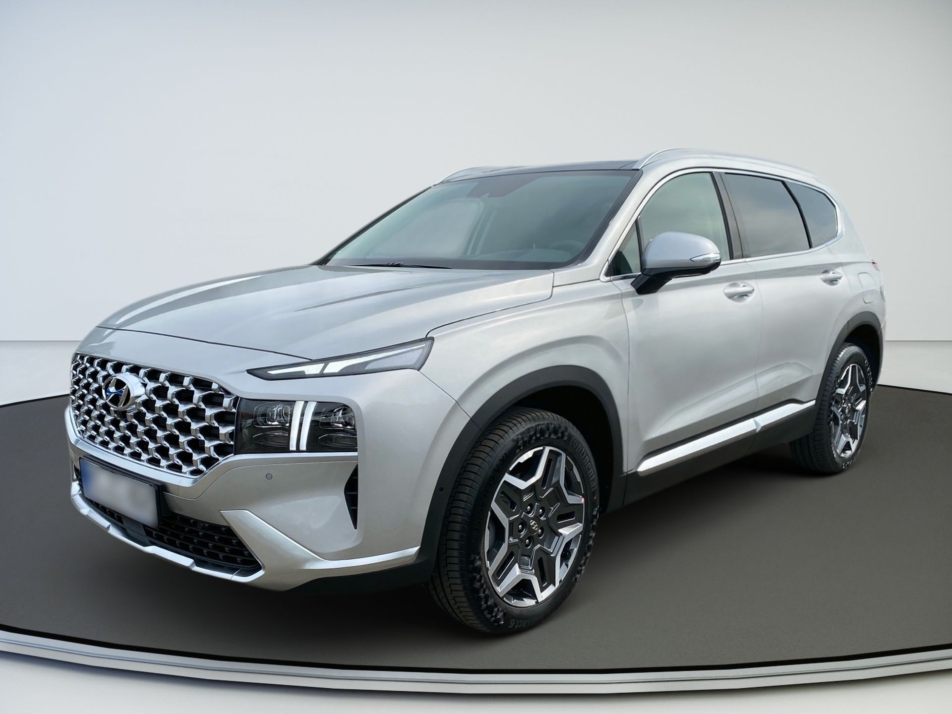 Strieborné SUV na štúdiovom gramofóne, pohľad z troch štvrtín spredu.