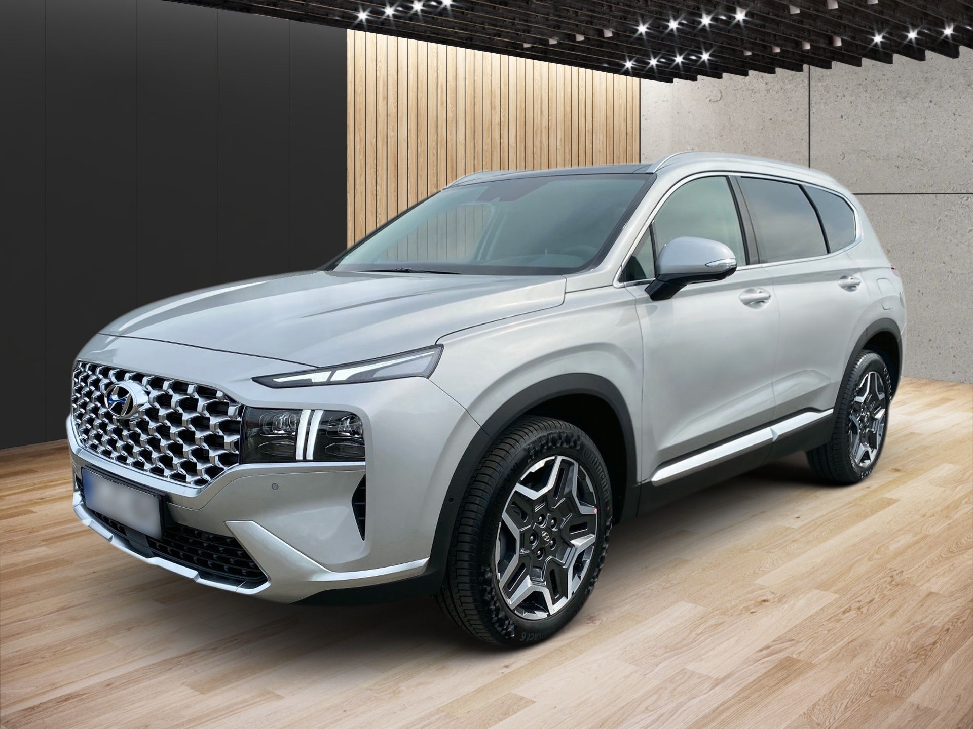 Strieborné SUV vystavené v interiéri na podlahe showroomu s dreveným a čiernym pozadím na stene