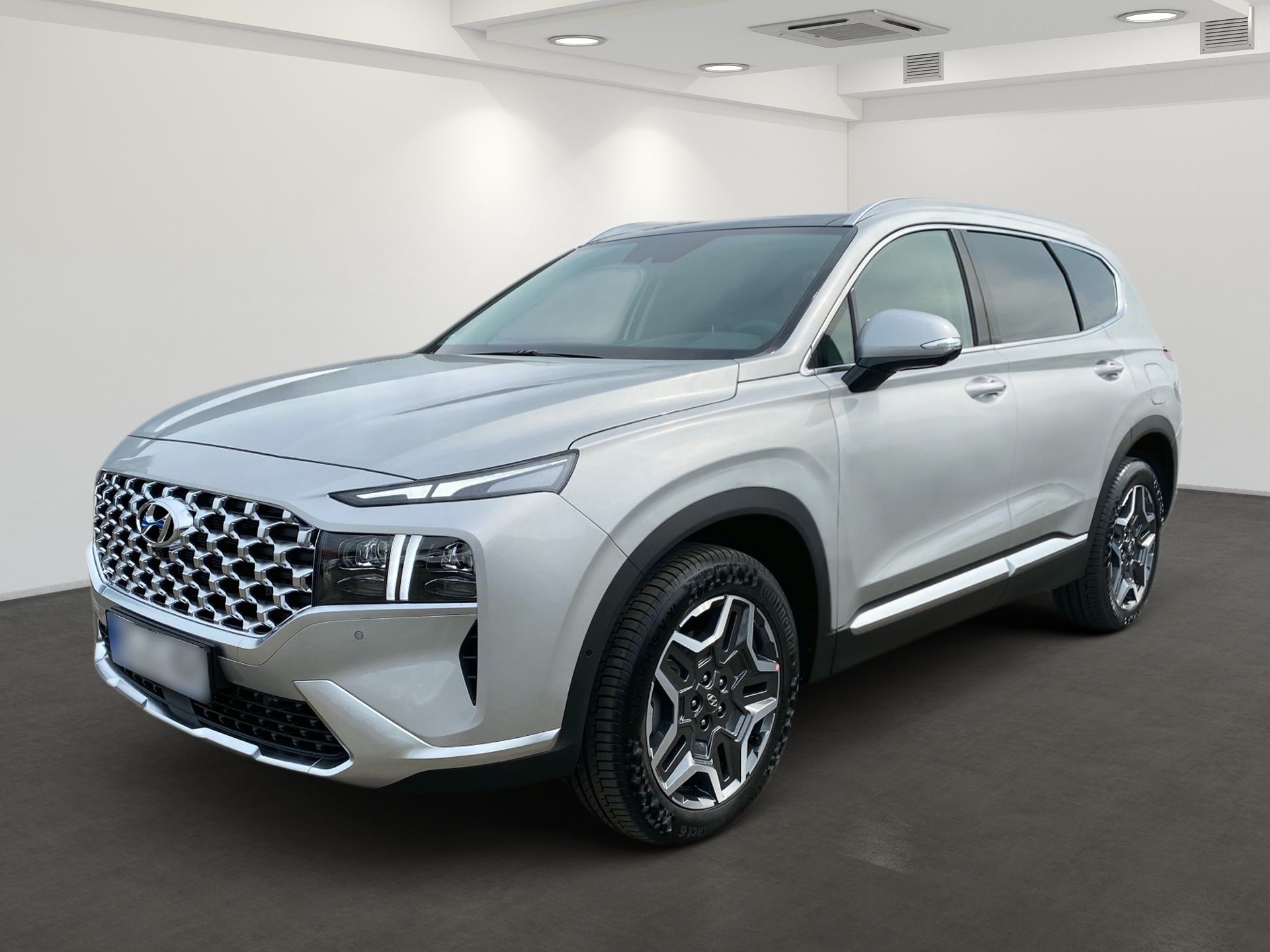 Strieborné SUV v bielom showroome, pohľad z uhla spredu doľava.