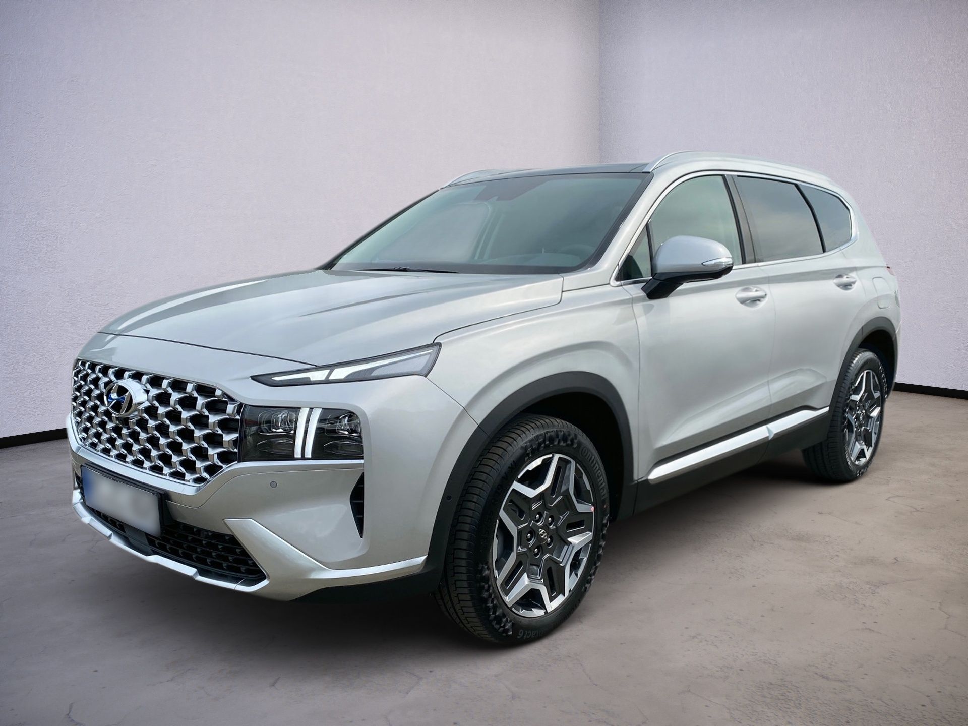 Strieborné SUV v štúdiovom prostredí, pohľad spredu z uhla na neutrálnom pozadí.