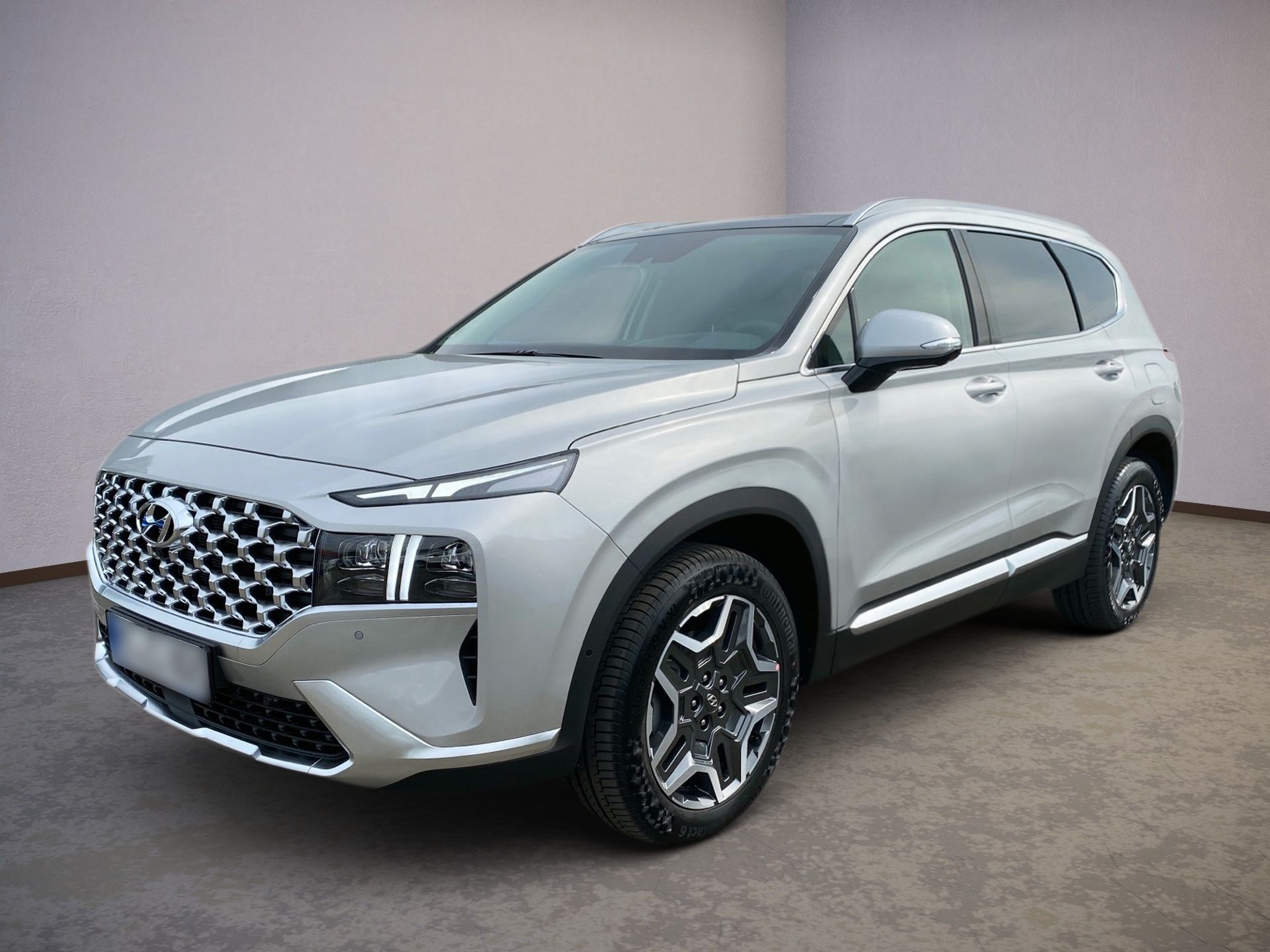 Strieborné SUV s uhlovým čelným pohľadom na neutrálnom štúdiovom pozadí