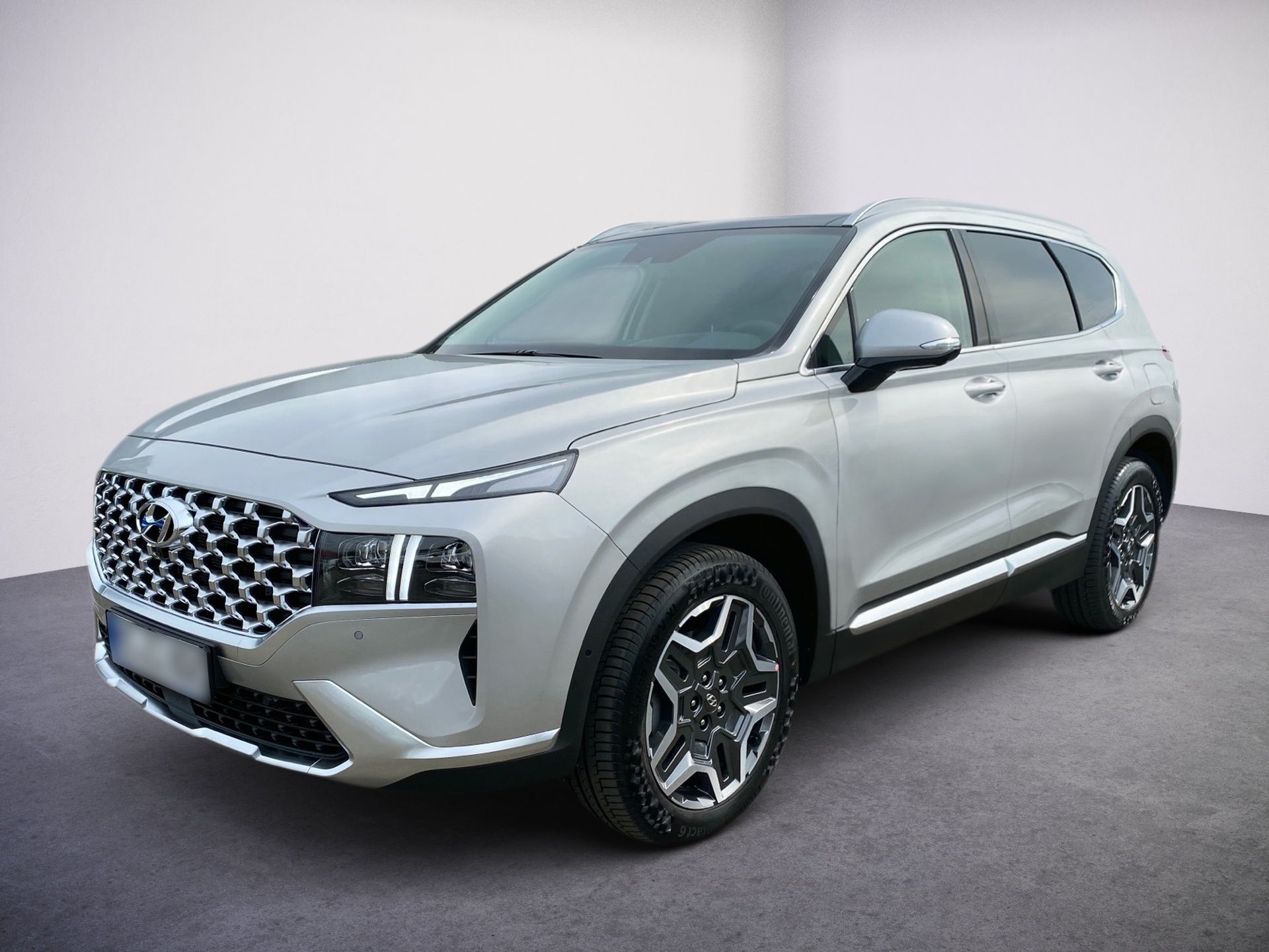 Strieborné SUV na sivom štúdiovom pozadí, zobrazené z ľavého predného uhla.
