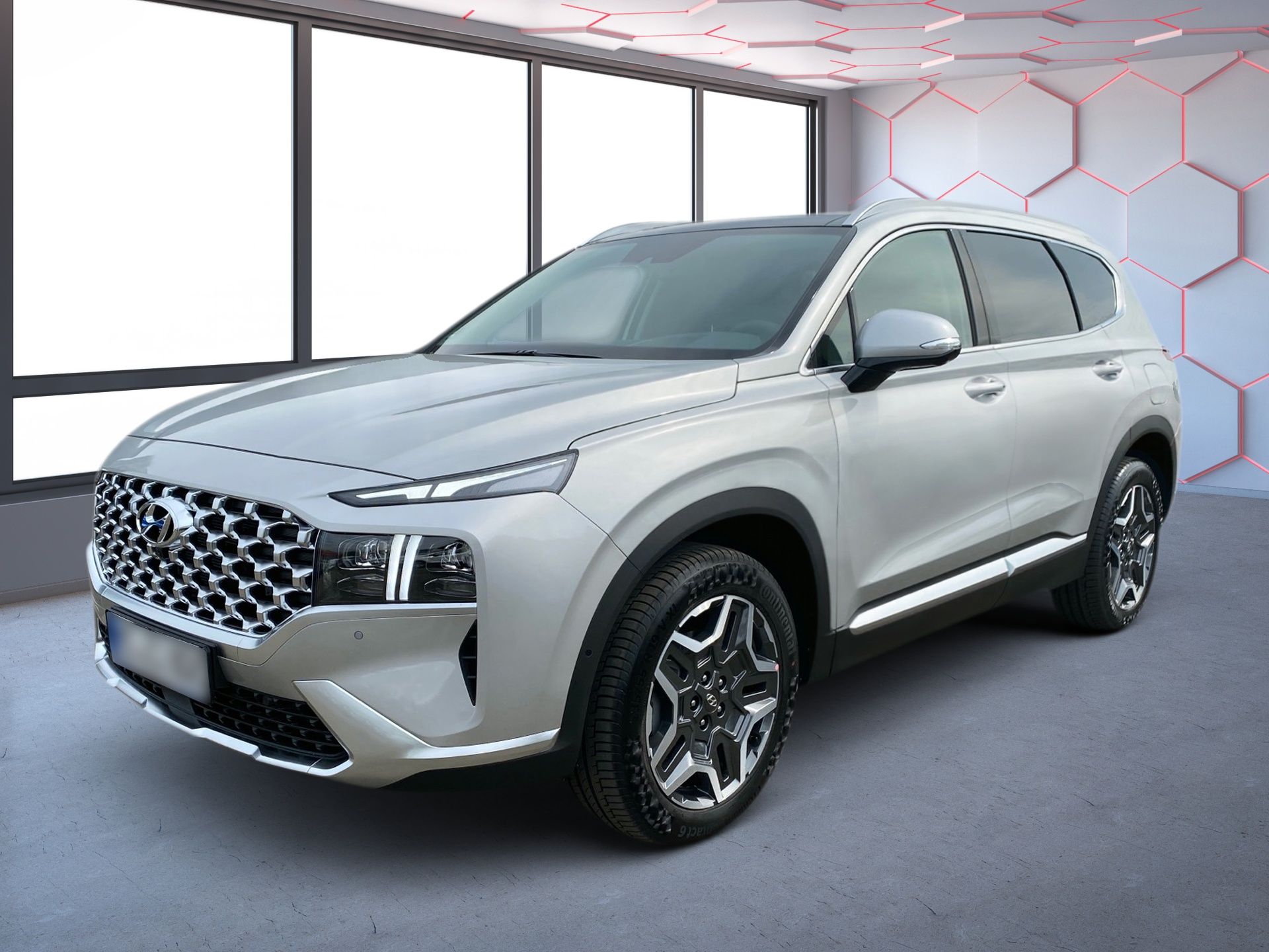 Strieborné SUV v showroome, zobrazené vľavo spredu so šesťuholníkovými akcentmi na stenách a veľkými oknami.