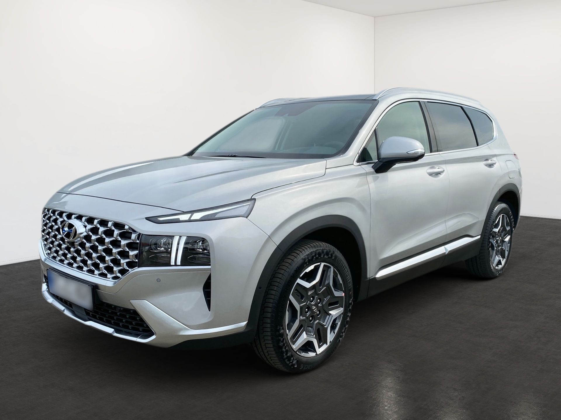Strieborné SUV zaparkované v štúdiu, pohľad spredu z troch štvrtín