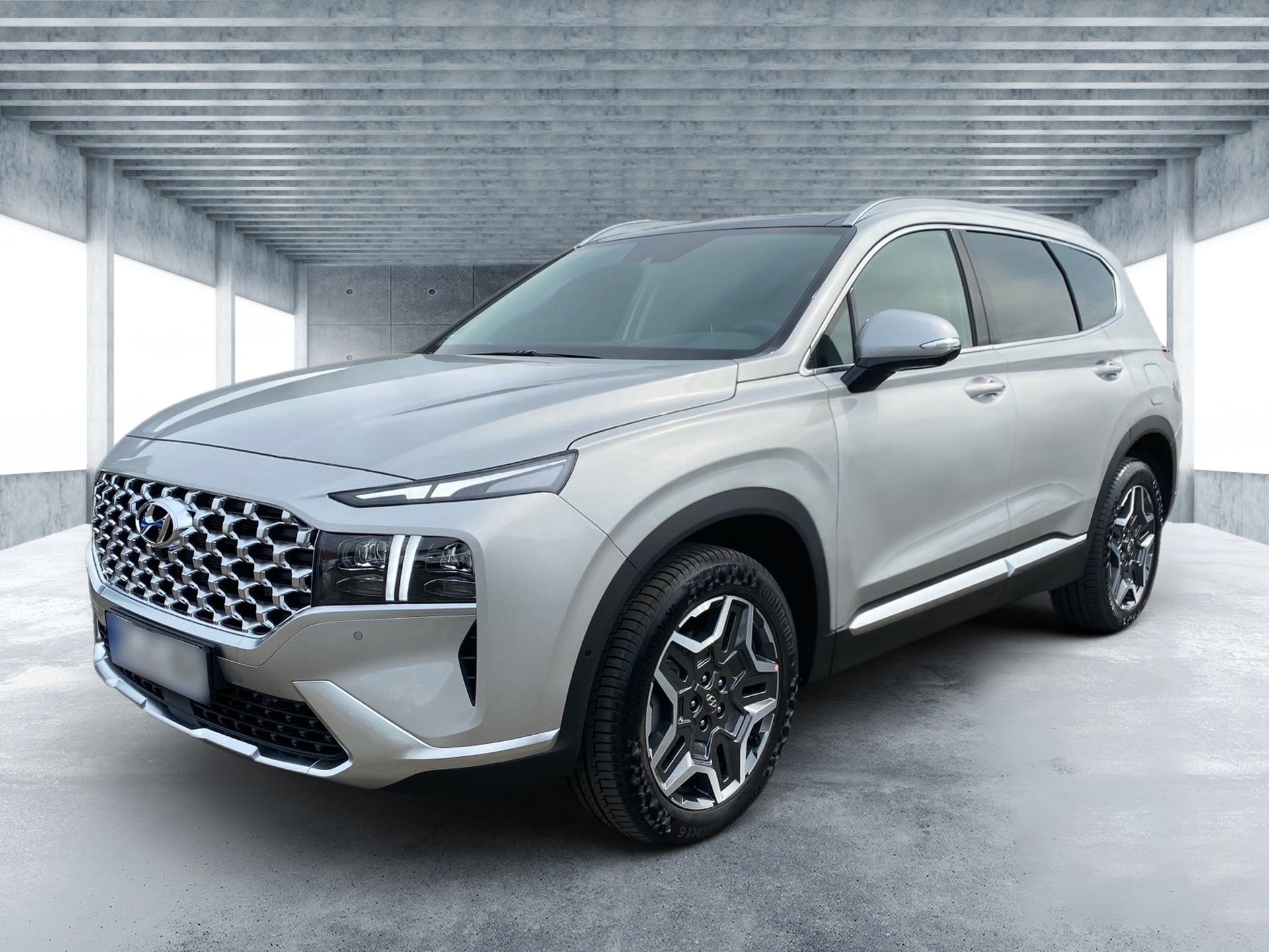 Strieborné SUV zaparkované v interiéri modernej predajne s textúrovanou stenou a veľkými oknami.