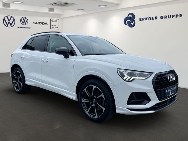Ein weißer Audi Q3 steht in einem digitalen Ausstellungsraum.