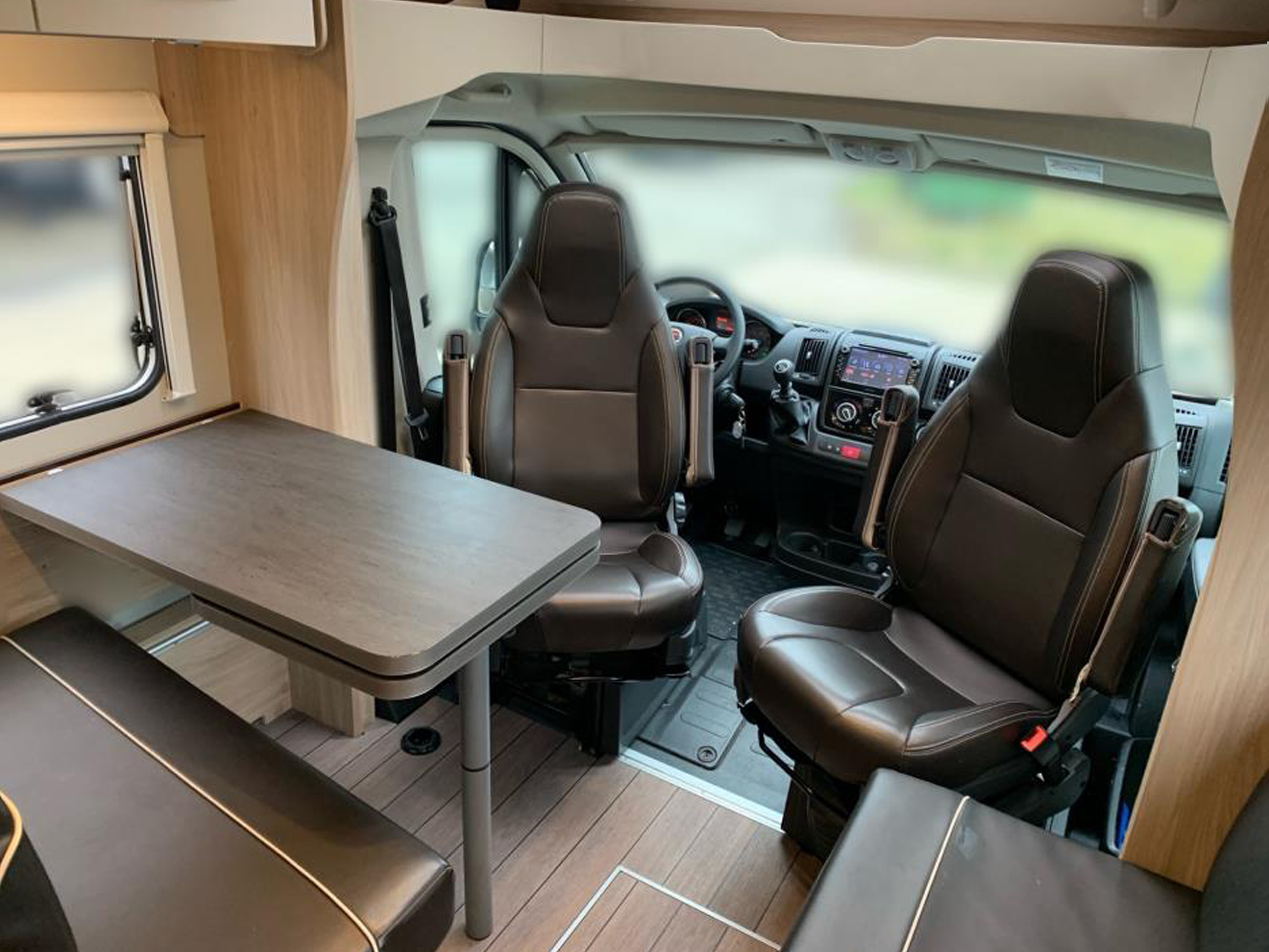 Innenaufnahme in einem Reisemobil mit optimiertem Blick durch das Fenster (Unschärfe)
