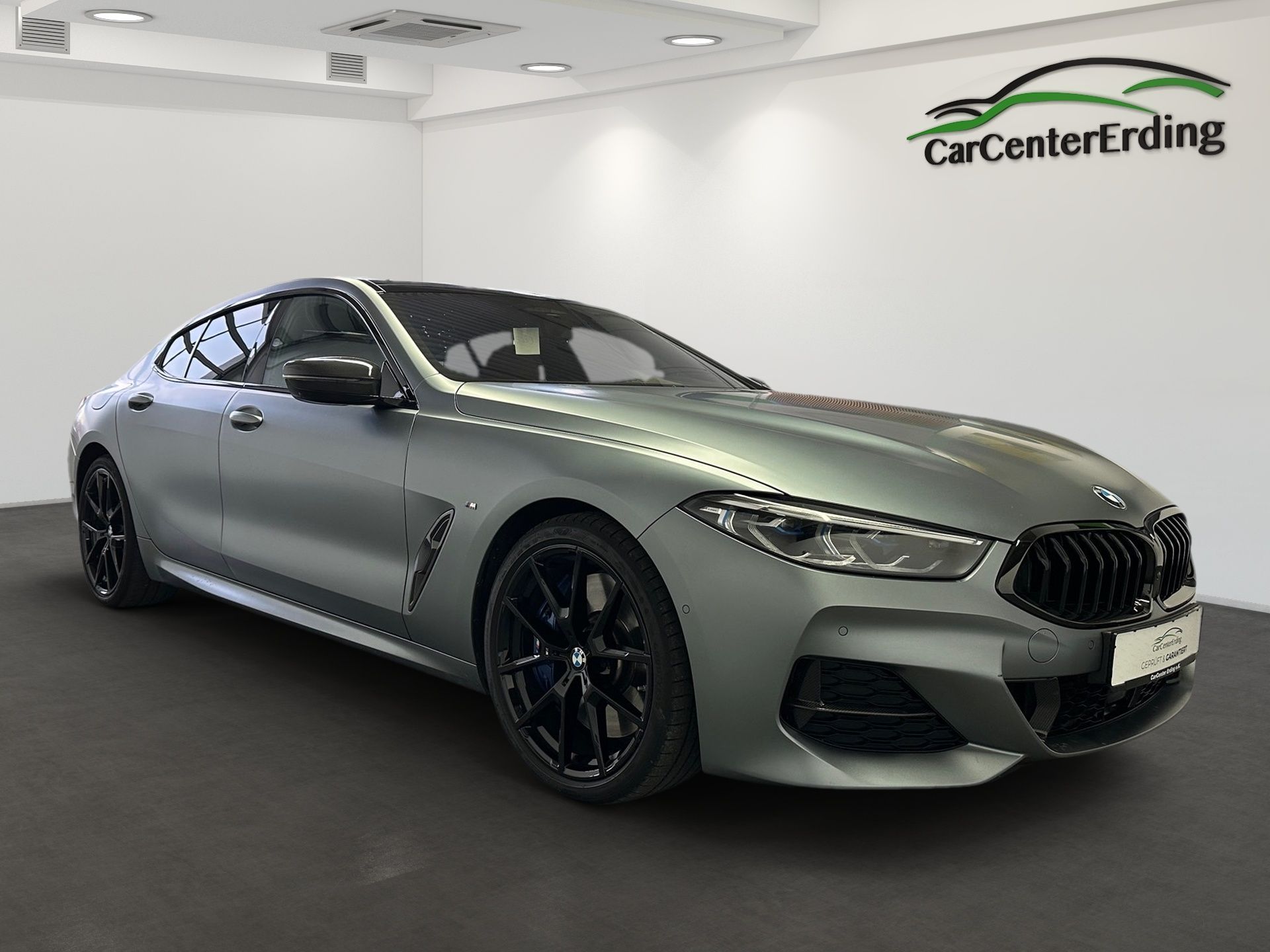 Ein BMW der 8er-Reihe steht in einem digitalen Ausstellungsraum.