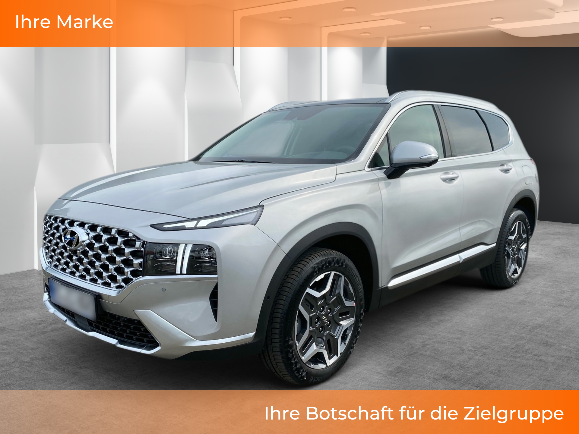 Strieborné SUV v showroome s nemeckým textovým bannerom a oranžovou hlavičkou/pätou