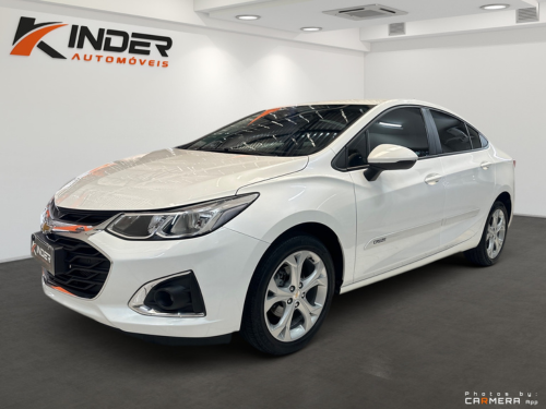 Ein weißer Chevrolet Cruze steht in einem Ausstellungsraum.