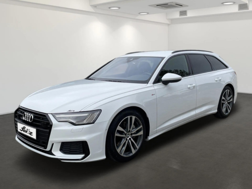 Ein weißer Audi A6 Avant steht in einem digitalen Ausstellungsraum.
