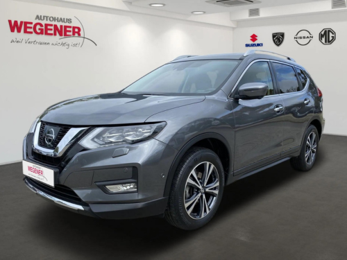 In einem digitalen Ausstellungsraum parkt ein grauer Nissan Rogue.